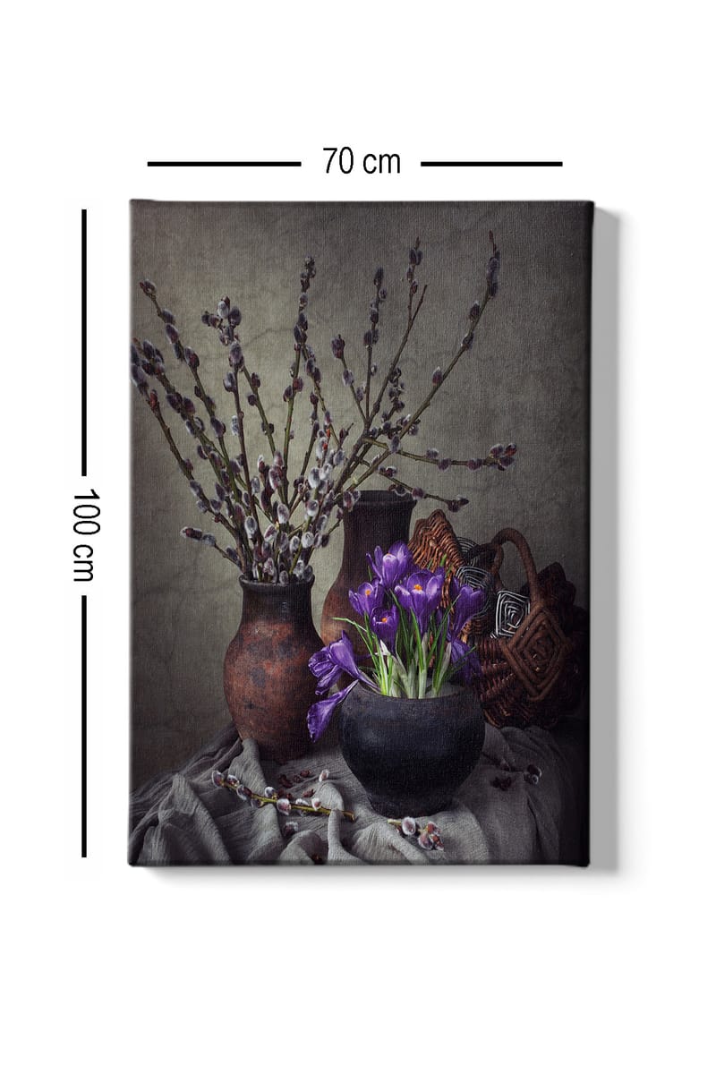 Lerretsbilde 70x100 cm - Vakkert stilleben med lilla blomster i en svart potte omgitt av grener og keramikk - Lilla / Svart / Brun - Innredning - Bilder & kunst - Lerretsbilder