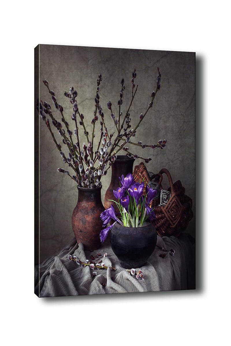 Lerretsbilde 70x100 cm - Vakkert stilleben med lilla blomster i en svart potte omgitt av grener og keramikk, Lilla / Svart / Brun