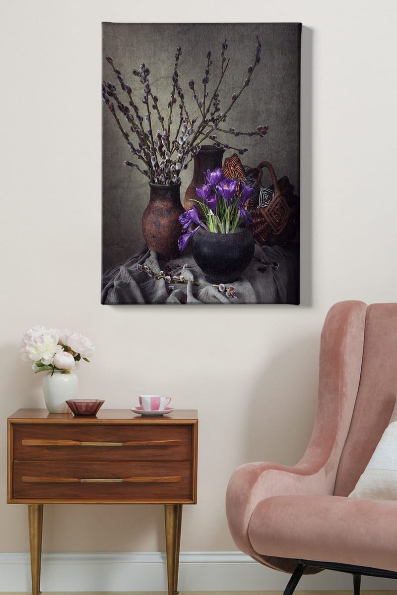 Lerretsbilde 70x100 cm - Vakkert stilleben med lilla blomster i en svart potte omgitt av grener og keramikk - Lilla / Svart / Brun - Innredning - Bilder & kunst - Lerretsbilder
