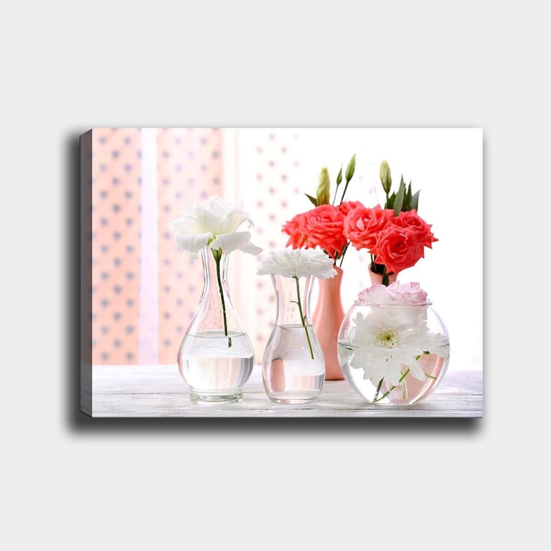Lerretsbilde 70x100 cm - Vakre blomster i glassvaser som skaper en frisk og livlig atmosfære, Hvit / Korall / Grønn