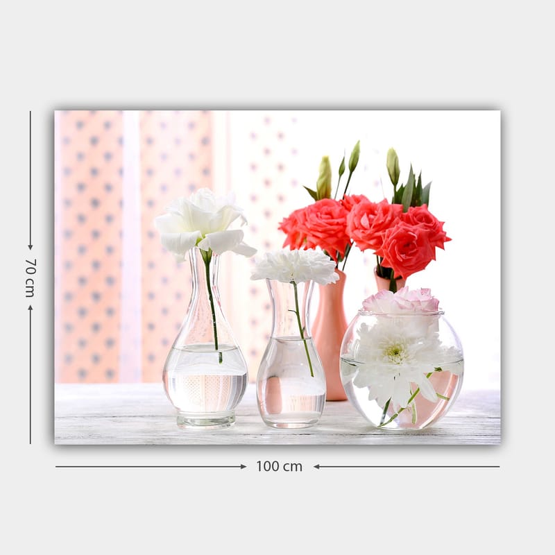 Lerretsbilde 70x100 cm - Vakre blomster i glassvaser som skaper en frisk og livlig atmosfære - Hvit / Korall / Grønn - Innredning - Bilder & kunst - Lerretsbilder