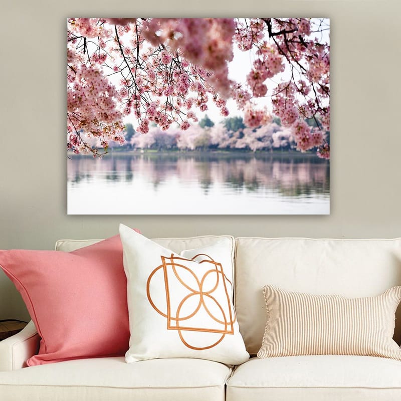 Lerretsbilde 70x100 cm - Vakre kirsebærblomster som flyter over en speilblank innsjø - Lys rosa / Mørk rosa / Grønn - Innredning - Bilder & kunst - Lerretsbilder