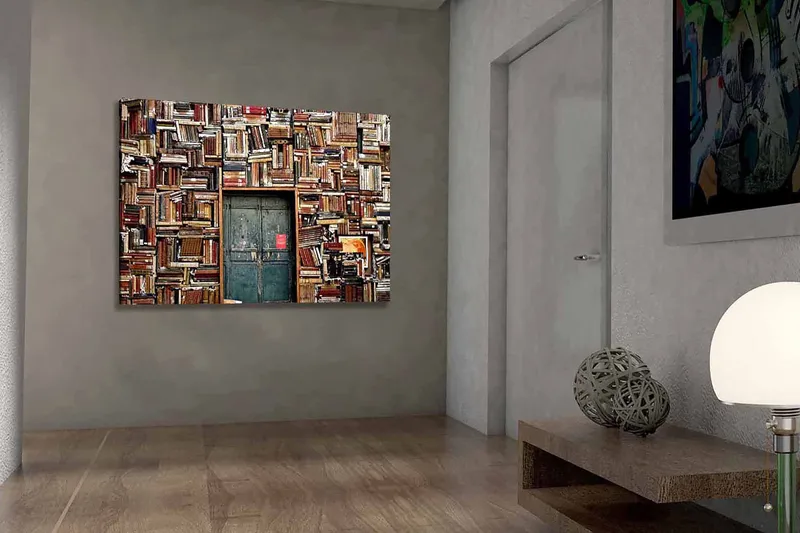 Lerretsbilde 70x100 cm - Vegg dekket av bøker med en dør i midten - Brun / Grønn / Rød - Innredning - Bilder & kunst - Lerretsbilder
