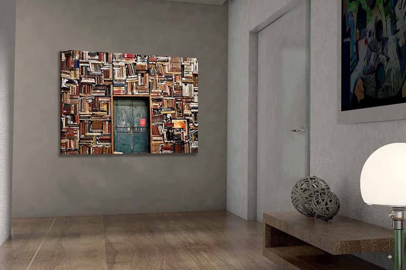 Lerretsbilde 70x100 cm - Vegg dekket av bøker med en dør i midten - Brun / Grønn / Rød - Innredning - Bilder & kunst - Lerretsbilder
