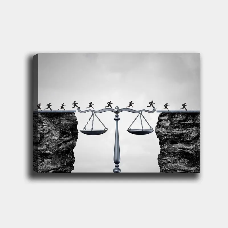 Lerretsbilde 70x100 cm - Vekter som symboliserer rettferdighet, med små figurer som løper over en avgrunn, Svart / Grå / Sølv