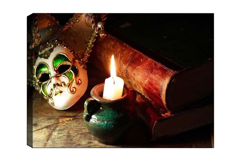 Lerretsbilde 70x100 cm - Venetiansk maske i fokus med et brennende stearinlys og gamle bøker i bakgrunnen - Grønn / Brun / Hvit - Innredning - Bilder & kunst - Lerretsbilder