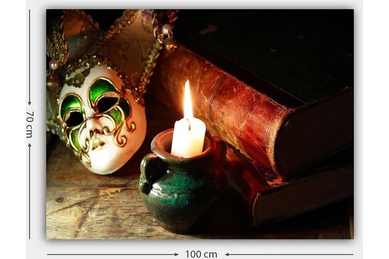Lerretsbilde 70x100 cm - Venetiansk maske i fokus med et brennende stearinlys og gamle bøker i bakgrunnen - Grønn / Brun / Hvit - Innredning - Bilder & kunst - Lerretsbilder