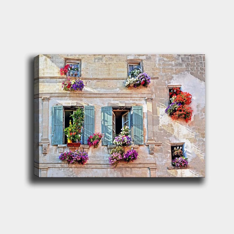 Lerretsbilde 70x100 cm - Vindu med blomsteroppsats på en gammel bygning, Lilla / Grønn / Rød
