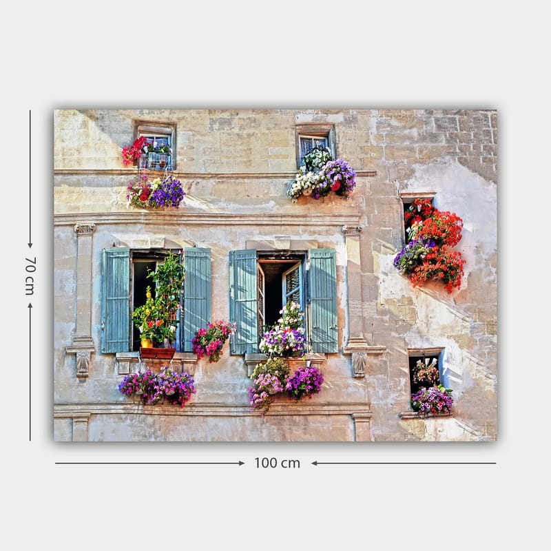 Lerretsbilde 70x100 cm - Vindu med blomsteroppsats på en gammel bygning - Lilla / Grønn / Rød - Innredning - Bilder & kunst - Lerretsbilder