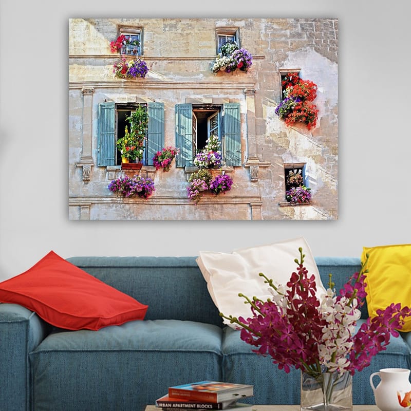 Lerretsbilde 70x100 cm - Vindu med blomsteroppsats på en gammel bygning - Lilla / Grønn / Rød - Innredning - Bilder & kunst - Lerretsbilder