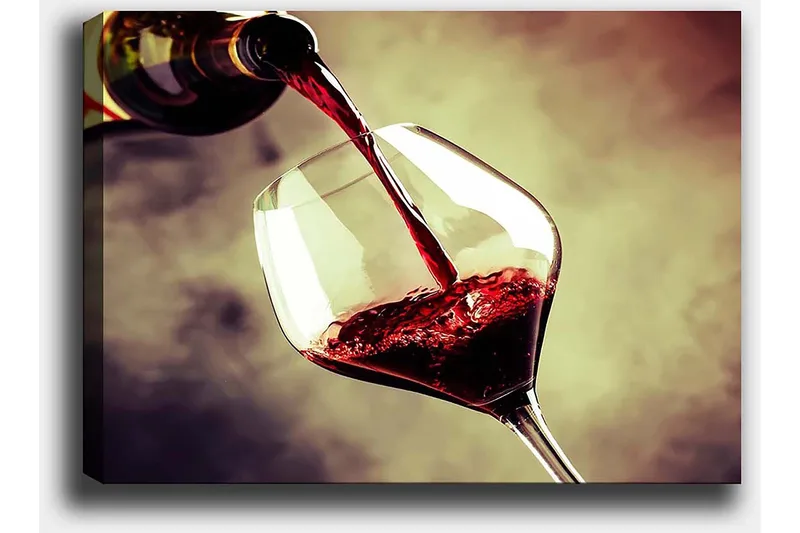 Lerretsbilde 70x100 cm - Vinflaske helles i et glass rødvin som skaper en elegant og innbydende atmosfære - Rød / Grønn / Gul - Innredning - Bilder & kunst - Lerretsbilder