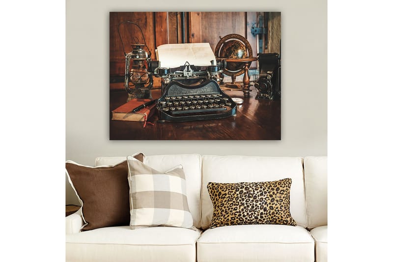 Lerretsbilde 70x100 cm - Vintage skrivemaskin med papir og en gammel globus på et trebord - Svart / Brun / Hvit - Innredning - Bilder & kunst - Lerretsbilder