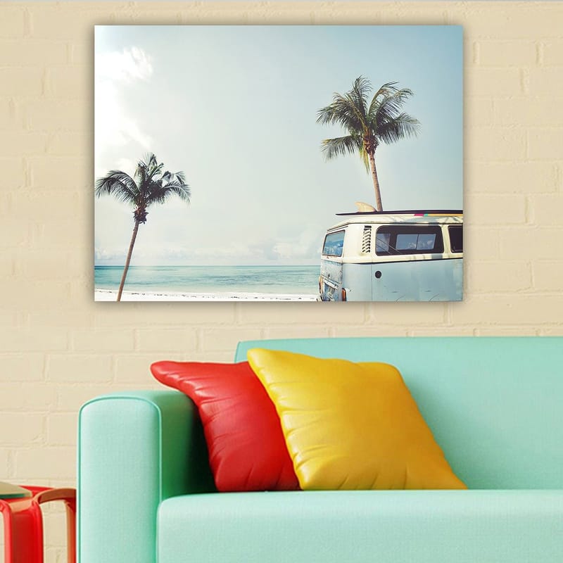 Lerretsbilde 70x100 cm - Vintage varebil på stranden med palmer og hav i bakgrunnen - Lys blå / Hvit / Grønn - Innredning - Bilder & kunst - Lerretsbilder