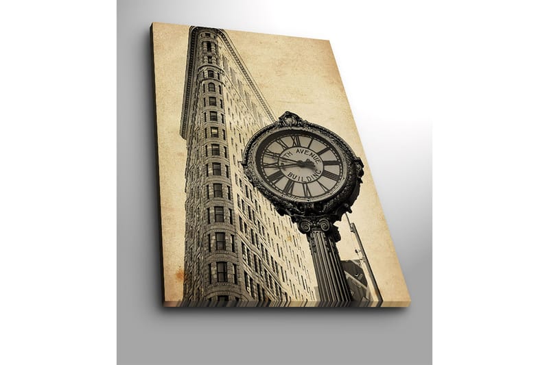 Lerretsbilde 70x100 cm - Vintageklokke ved foten av en ikonisk bygning i New York - Svart / Grå / Beige - Innredning - Bilder & kunst - Lerretsbilder
