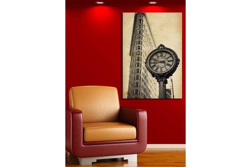 Lerretsbilde 70x100 cm - Vintageklokke ved foten av en ikonisk bygning i New York - Svart / Grå / Beige - Innredning - Bilder & kunst - Lerretsbilder