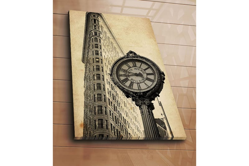 Lerretsbilde 70x100 cm - Vintageklokke ved foten av en ikonisk bygning i New York - Svart / Grå / Beige - Innredning - Bilder & kunst - Lerretsbilder