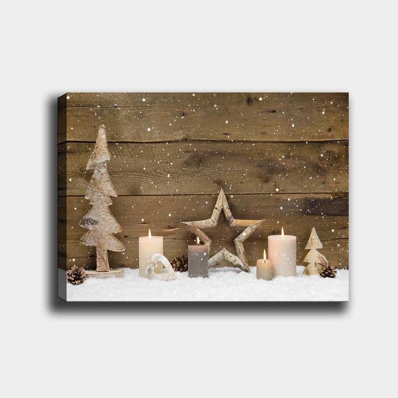 Lerretsbilde 70x100 cm - Vinterdekorasjon med lys, trær og stjerner på en snødekt overflate - Hvit / Grå / Brun - Innredning - Bilder & kunst - Lerretsbilder
