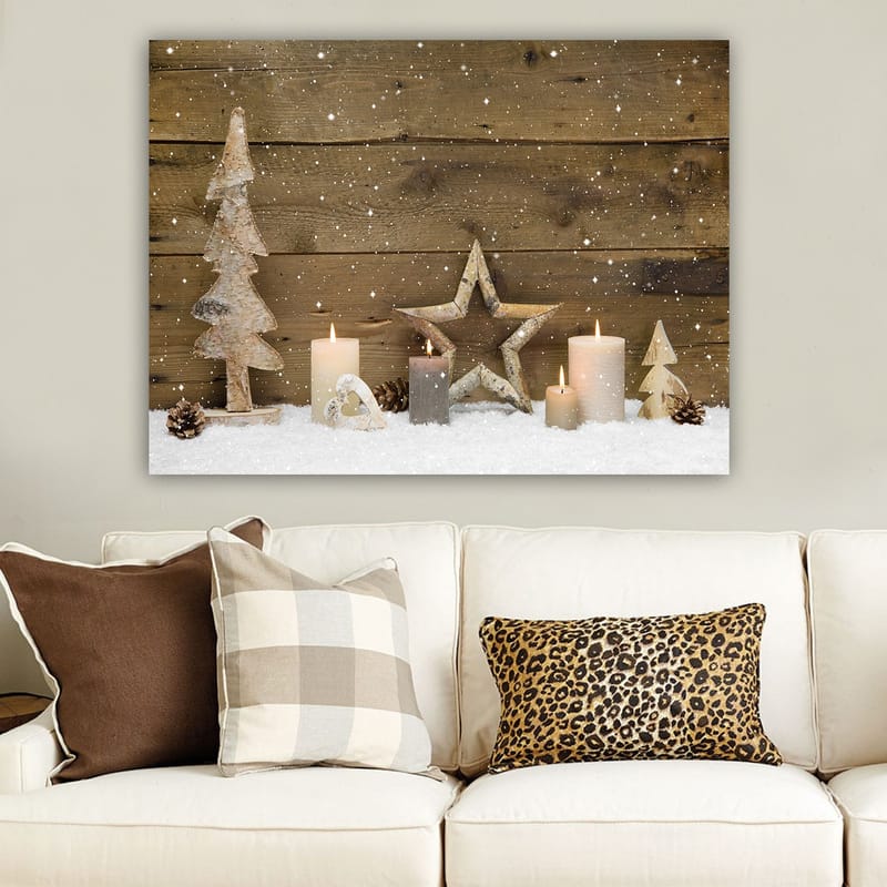 Lerretsbilde 70x100 cm - Vinterdekorasjon med lys, trær og stjerner på en snødekt overflate - Hvit / Grå / Brun - Innredning - Bilder & kunst - Lerretsbilder