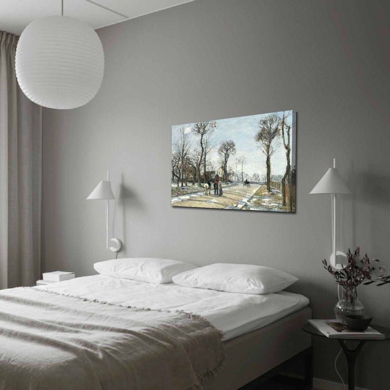 Lerretsbilde 70x100 cm - Vinterlandskap med folk som går langs en snødekt vei omgitt av trær - Grå / Hvit / Brun - Innredning - Bilder & kunst - Lerretsbilder