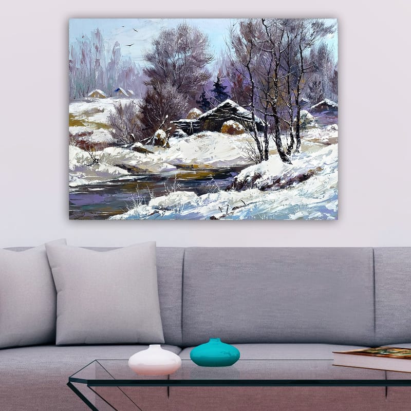 Lerretsbilde 70x100 cm - Vinterlandskap med snødekte trær og en gammel hytte ved en stille bekk - Hvit / Lys blå / Mørk lilla - Innredning - Bilder & kunst - Lerretsbilder