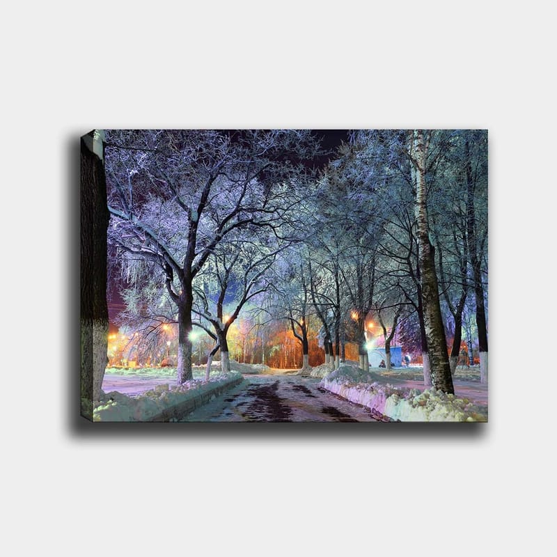 Lerretsbilde 70x100 cm - Vinterlandskap med snødekte trær og en opplyst vei som skaper en magisk atmosfære - Blå / Hvit / Oransje - Innredning - Bilder & kunst - Lerretsbilder