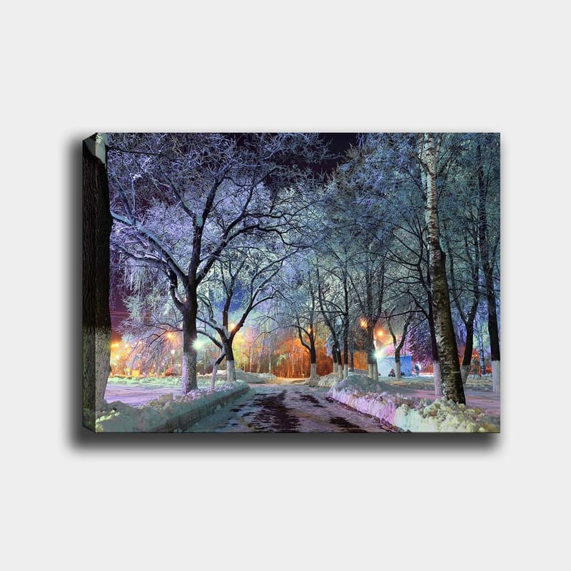 Lerretsbilde 70x100 cm - Vinterlandskap med snødekte trær og en opplyst vei som skaper en magisk atmosfære - Blå / Hvit / Oransje - Innredning - Bilder & kunst - Lerretsbilder