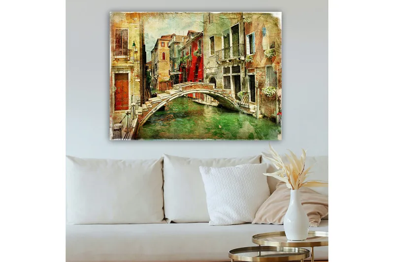 Lerretsbilde 70x100 cm - Pittoresk kanal med en bro omgitt av fargerike bygninger i Venezia - Rød / Grønn / Beige - Innredning - Bilder & kunst - Lerretsbilder