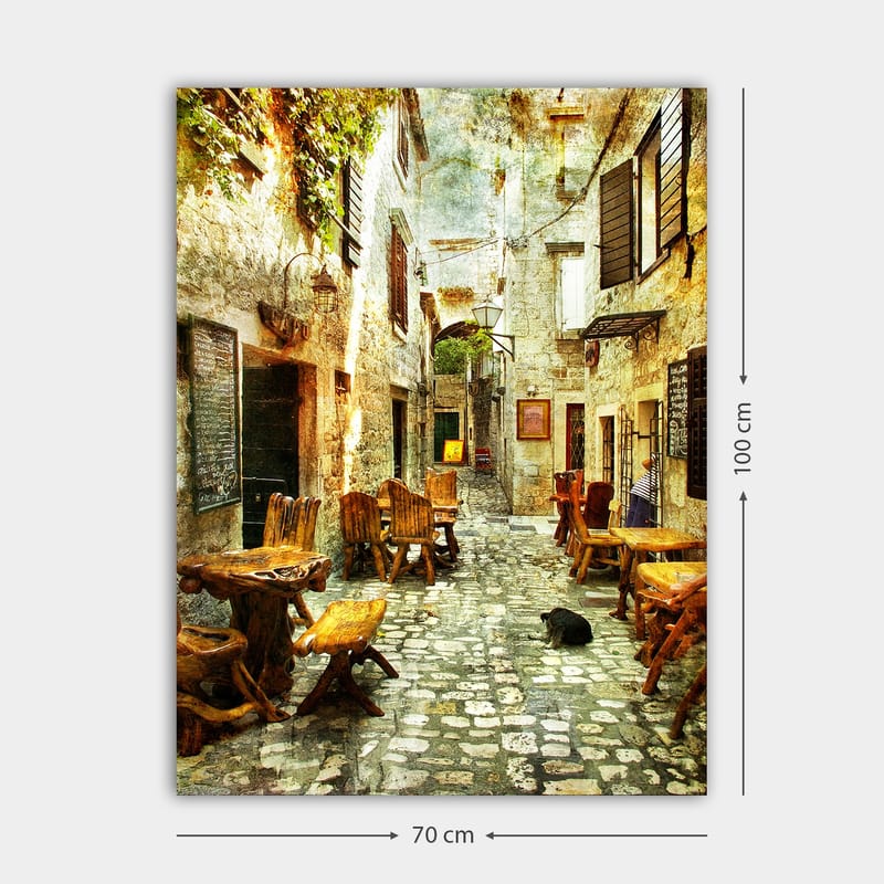 Lerretsbilde 70x100 cm - Pittoresk smug med trebord og stoler, omgitt av gamle steinhus - Brun / Grå / Grønn - Innredning - Bilder & kunst - Lerretsbilder