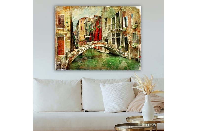 Lerretsbilde 70x100 cm - Pittoresk kanal med en bro omgitt av fargerike bygninger i Venezia - Rød / Grønn / Beige - Innredning - Bilder & kunst - Lerretsbilder