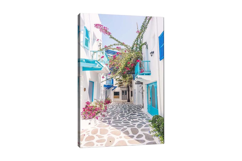 Lerretsbilde 70x100 cm - Pittoresk bakgate med hvite hus og fargerike blomster i middelhavsmiljø - Blå / Rosa / Hvit - Innredning - Bilder & kunst - Lerretsbilder
