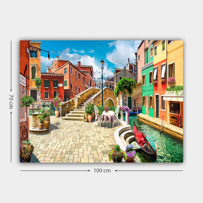 Lerretsbilde 70x100 cm - Pittoresk kanal med fargerike hus og blomsterdekorasjoner i sjarmerende italiensk bymiljø - Rød / Grønn / Gul - Innredning - Bilder & kunst - Lerretsbilder