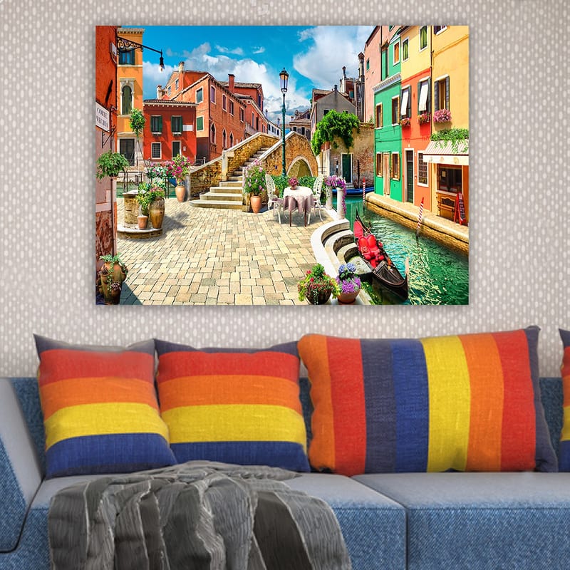 Lerretsbilde 70x100 cm - Pittoresk kanal med fargerike hus og blomsterdekorasjoner i sjarmerende italiensk bymiljø - Rød / Grønn / Gul - Innredning - Bilder & kunst - Lerretsbilder