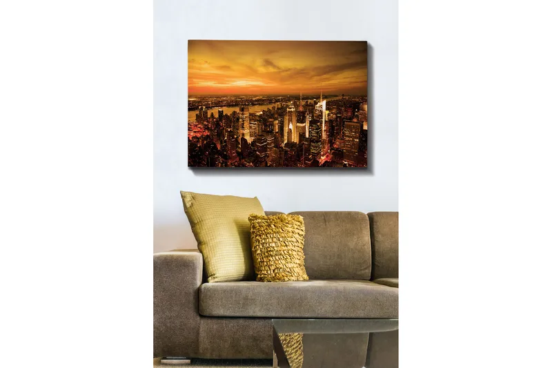 Lerretsbilde 70x100 cm - Panoramautsikt over en by ved solnedgang med høye bygninger og en dramatisk himmel, Oransje / Gull / Svart