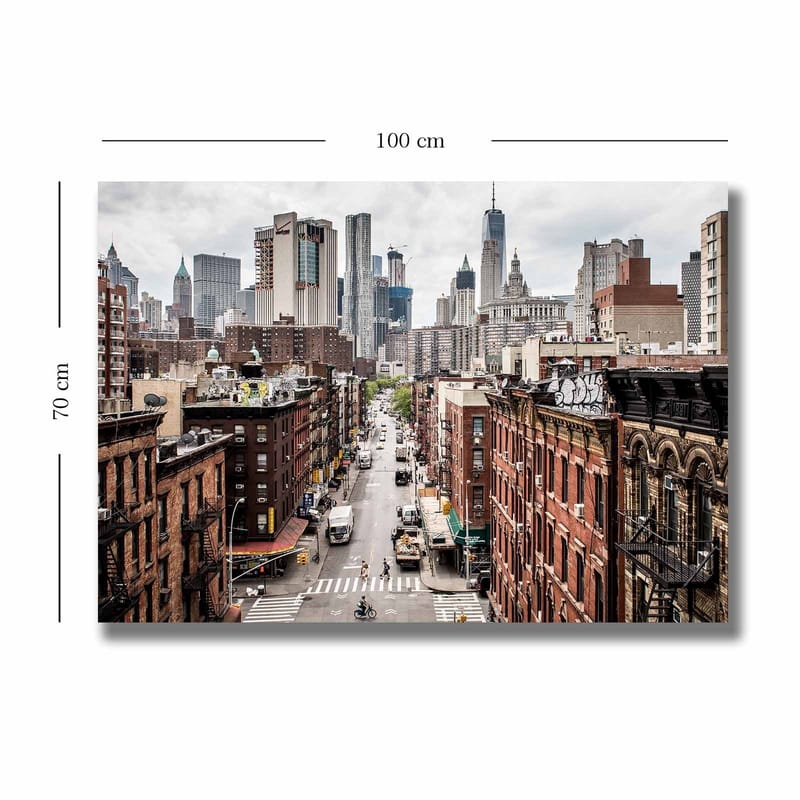 Lerretsbilde 70x100 cm - Panoramautsikt over en by med høye bygninger og travle gater - Mørk rød / Grå / Beige - Innredning - Bilder & kunst - Lerretsbilder