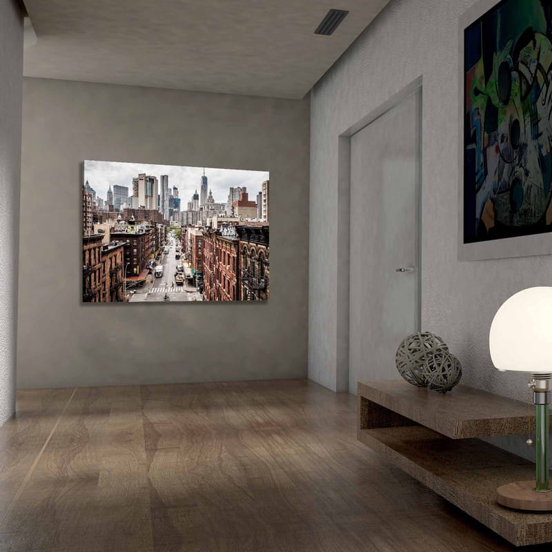 Lerretsbilde 70x100 cm - Panoramautsikt over en by med høye bygninger og travle gater - Mørk rød / Grå / Beige - Innredning - Bilder & kunst - Lerretsbilder