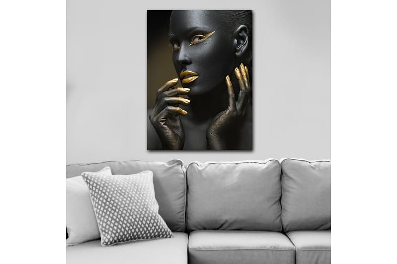 Lerretsbilde 70x100 cm - Portrett av en kvinne med svart ansiktsmaling og gylne detaljer - Svart / Gull - Innredning - Bilder & kunst - Lerretsbilder