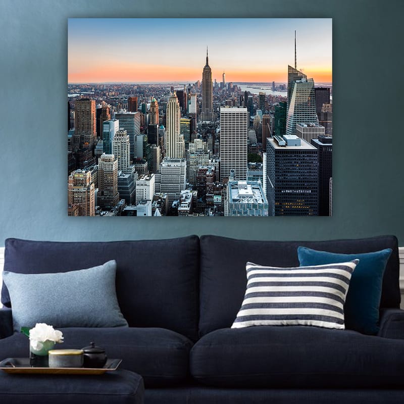 Lerretsbilde 70x100 cm - Panoramautsikt over New York City med ikoniske skyskrapere i solnedgangens lys - Blå / Grå / Oransje - Innredning - Bilder & kunst - Lerretsbilder