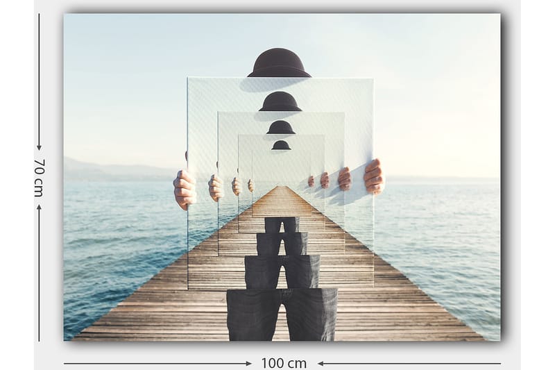 Lerretsbilde 70x100 cm - Person som holder opp flere gjennomsiktige paneler som skaper en illusjon av dybde og perspektiv på en brygge ved vannet - Blå / Svart / Hvit - Innredning - Bilder & kunst - Lerretsbilder