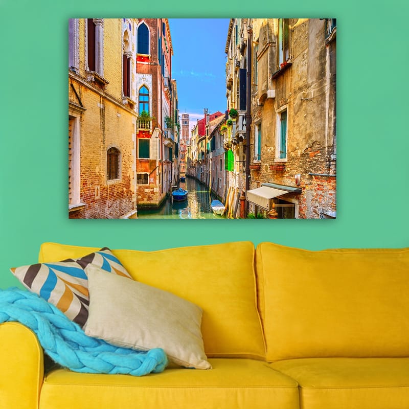 Lerretsbilde 70x100 cm - Pittoresk kanal i Venezia omgitt av fargerike bygninger - Gul / Rød / Grønn - Innredning - Bilder & kunst - Lerretsbilder