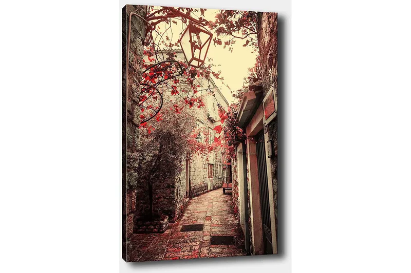 Lerretsbilde 70x100 cm - Pittoresk smug omkranset av gamle bygninger og blomster i røde fargetoner - Rød / Beige - Innredning - Bilder & kunst - Lerretsbilder