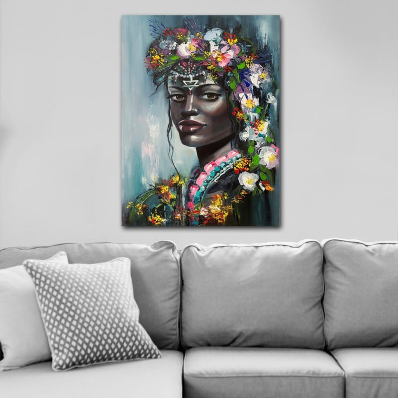 Lerretsbilde 70x100 cm - Portrett av en kvinne med blomster i håret og et mystisk uttrykk - Svart / Rosa / Grønn - Innredning - Bilder & kunst - Lerretsbilder