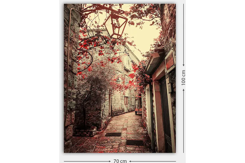 Lerretsbilde 70x100 cm - Pittoresk smug omkranset av gamle bygninger og blomster i røde fargetoner - Rød / Beige - Innredning - Bilder & kunst - Lerretsbilder