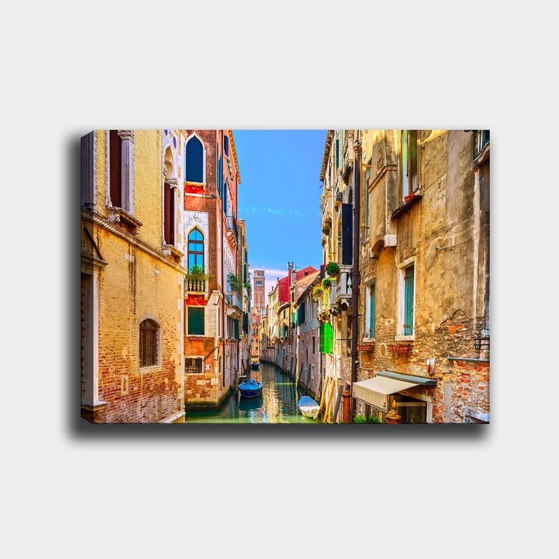 Lerretsbilde 70x100 cm - Pittoresk kanal i Venezia omgitt av fargerike bygninger, Gul / Rød / Grønn