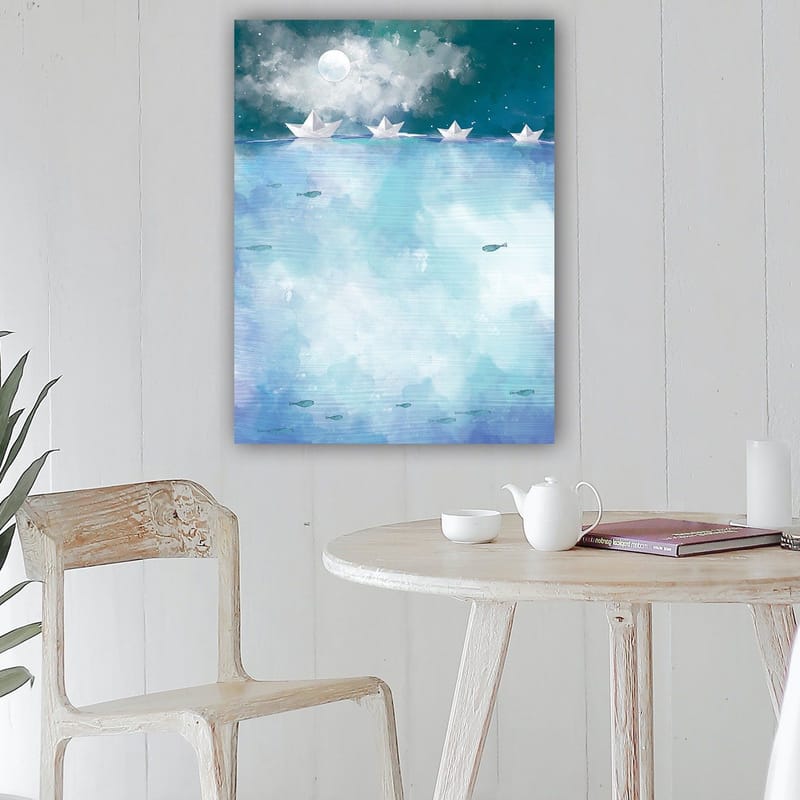 Lerretsbilde 70x100 cm - Papirbåter som seiler på en rolig, blå innsjø under en stjerneklar natt med en måne - Lys blå / Turkis / Hvit - Innredning - Bilder & kunst - Lerretsbilder