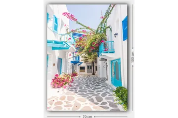 Lerretsbilde 70x100 cm - Pittoresk bakgate med hvite hus og fargerike blomster i middelhavsmiljø - Blå / Rosa / Hvit - Innredning - Bilder & kunst - Lerretsbilder