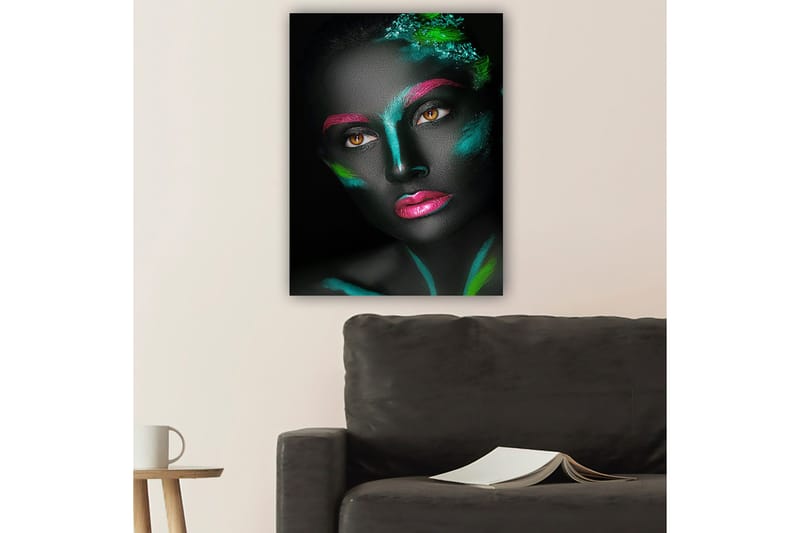 Lerretsbilde 70x100 cm - Portrett av en kvinne med fargerik ansiktsmaling på svart bakgrunn - Svart / Rosa / Grønn - Innredning - Bilder & kunst - Lerretsbilder