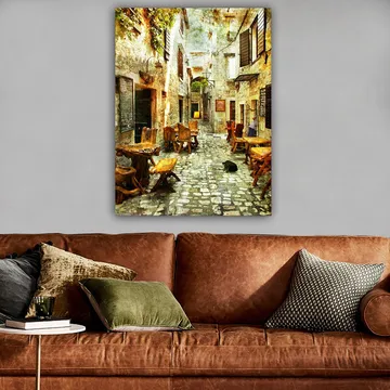 Lerretsbilde 70x100 cm - Pittoresk smug med trebord og stoler, omgitt av gamle steinhus - Brun / Grå / Grønn - Innredning - Bilder & kunst - Lerretsbilder