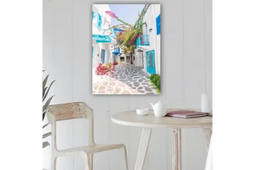 Lerretsbilde 70x100 cm - Pittoresk bakgate med hvite hus og fargerike blomster i middelhavsmiljø - Blå / Rosa / Hvit - Innredning - Bilder & kunst - Lerretsbilder