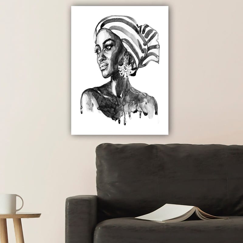 Lerretsbilde 70x100 cm - Portrett av en kvinne med mønstret hodeskjerf og elegante smykker - Svart / Hvit - Innredning - Bilder & kunst - Lerretsbilder