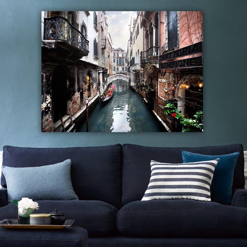 Lerretsbilde 70x100 cm - Pittoresk kanal i Venezia med gondoler og historiske bygninger - Mørk blå / Teglrød / Grønn - Innredning - Bilder & kunst - Lerretsbilder